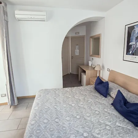 Lunamar Guest house 2*