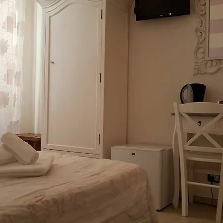 Lunamar בית הארחה 4*